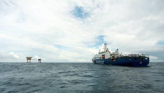 A Vietnam Coast Guard ship is on mission around the DK1/15 oil rig. (Photo: VNA)