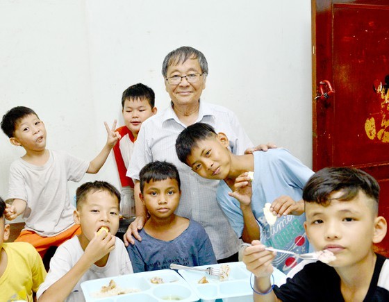 Mr. Nguyen Thanh Tong and the children at Mai am Tre Xanh (Green Bamboo Shelter). (Photo: SGGP)