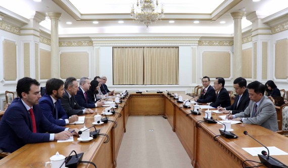 The working session between Vice Chairman of the HCM City People’s Committee Le Thanh Liem and Czech Minister for the Environment Richard Brabec on November 21 (Photo: VNA)