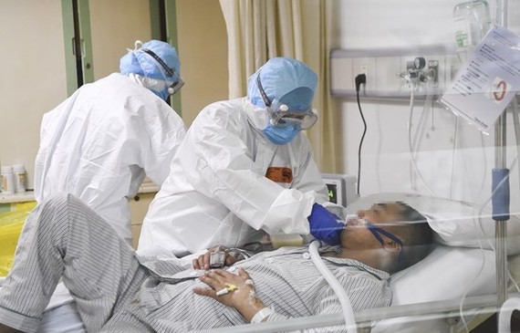 Medical workers care for an nCoV-infected patient at a hospital in Chongqing city of China on February 1 (Photo: Xinhua/VNA)