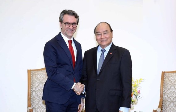 Prime Minister Nguyen Xuan Phuc (right) and head of the EU delegation to Vietnam, Ambassador Pier Giorgio Aliberti (Photo: VNA)