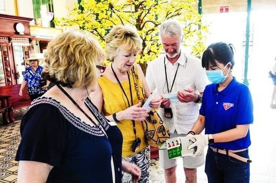 Foreign visitors are given medical facemask free of charge in HCMC