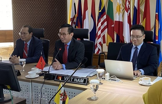 Head of the Vietnam’s Permanent Mission to ASEAN, Ambassador Tran Duc Binh (middle) at the meeting (Photo: VNA)