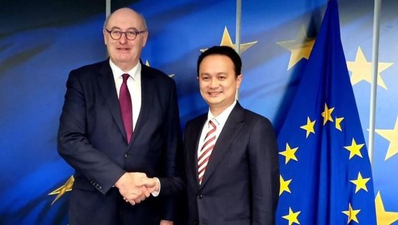 Indonesian Deputy Trade Minister Jerry Sambuaga (R) and European Commissioner for Trade Phil Hogan (Source: finance.detik) 