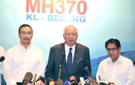 Najib Razak (C), who was the prime minister at the height of the MH370 episode, says investigators never ruled out criminal plot involving pilot Zaharie Ahmad Shah. (Source: freemalaysiatoday)