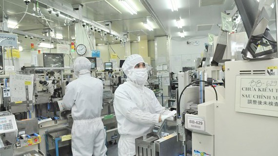 Workers at a company making electronic components for export in Vietnam (Photo: SGGP) 