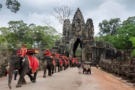 At Angkor Archeological Park (Photo: Cambodia tours)