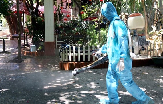 A medical workers is spraying a residential area in Binh Thuan province with disinfectant. (Photo: VNA)