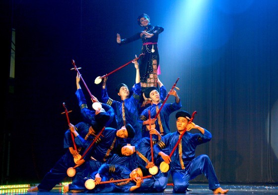 Le Viet’s dance crew performing on stage