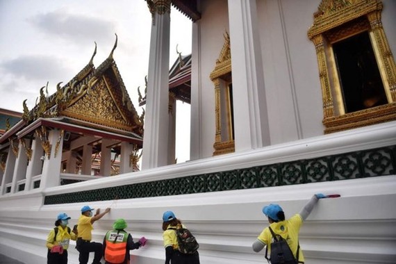 Volunteers and municipal workers clean surfaces at the Wat Suthat Thepwararam temple in Bangkok (Photo: AFP)