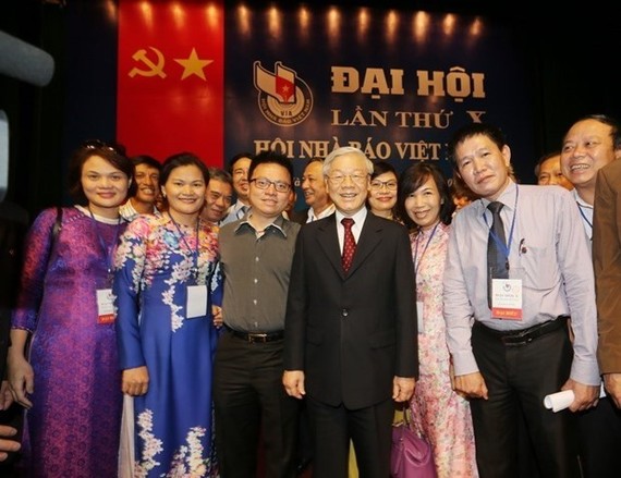 Party General Secretary Nguyen Phu Trong and journalists of the Vietnam News Agency at the 10th national congress of the Vietnam Journalists' Association in Hanoi in 2015 (Photo: VNA)