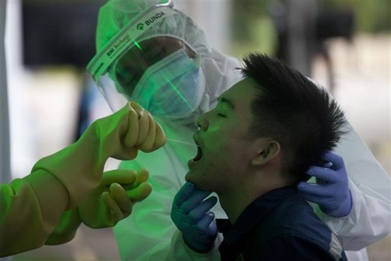 A man tested for COVID-19 (Photo: Xinhua/VNA)