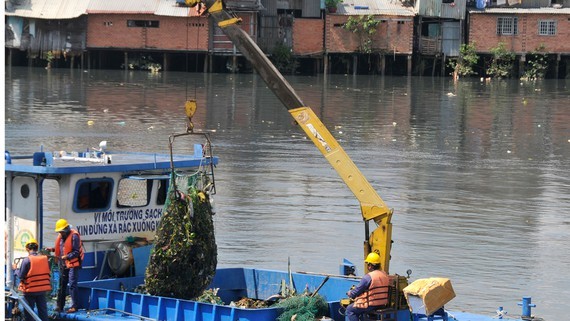 Garbage collected on canals in HCMC (Photo: SGGP)