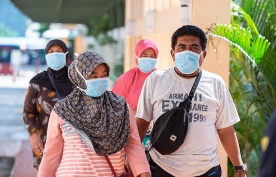 Indonesian people wear face masks to prevent spread of COVID-19 (Photo: Xinhua/VNA)