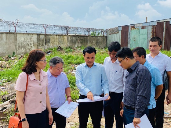 The Management Authority for Urban Railways receives the cleared site for construction of Stations S10 and S11 of the second metro line in Tan Binh District on June 19 (Photo: SGGP)