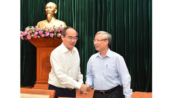 Mr. Tran Quoc Vuong (R) shakes hand with Secretary of HCMC Party Committee Nguyen Thien Nhan (Photo: SGGP)