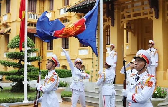 The ASEAN flag is hoisted in Hanoi to mark the bloc's 53rd founding anniversary (Photo: VNA)
