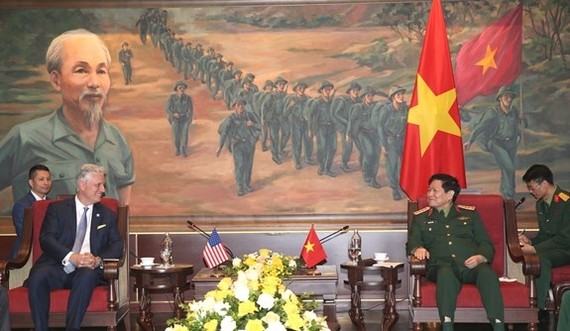 Defence Minister General Ngo Xuan Lich (right) hosts US National Security Advisor Robert O'Brien. (Photo: qdnd.vn)