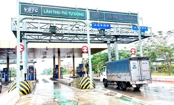 An electronic toll collection (ETC) booth in Soc Trang (Photo: SGGP)