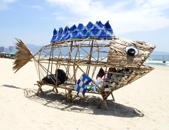 A fish model made of environmentally-friendly material is set up at My Khe beach in Da Nang city, which enables locals and tourists to collect plastic waste. It aims to raise public awareness of plastic pollution in the ocean (Photo: VNA)