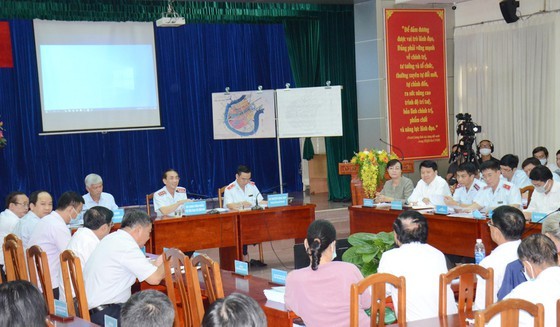 The Government Inspectorate and HCMC People’s Committee speaking with people from the Thu Thiem new urban area (Photo: SGGP)