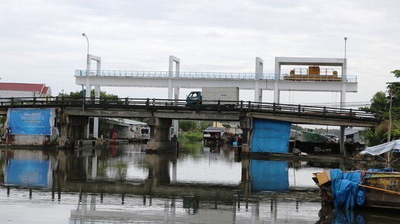 Narrow sluice gates cause traveling difficulties for boats and barges (Photo: SGGP)