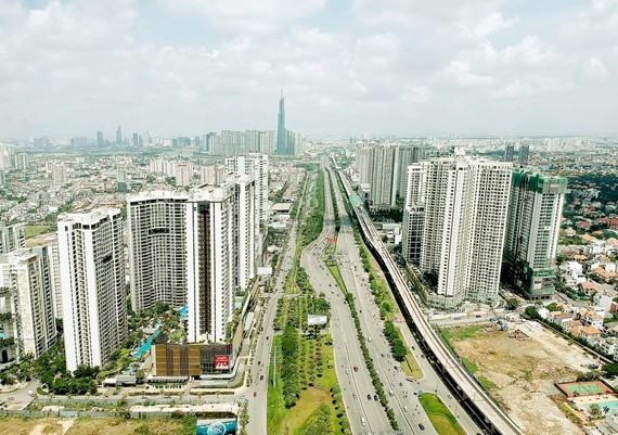 Apartment buildings along a main road in Binh Thanh District (Photo: SGGP)