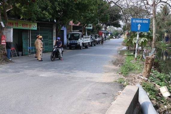 The road leading to Hoang Dong commune, Thuy Nguyen district, where the patient live is monitored (Photo: VNA)