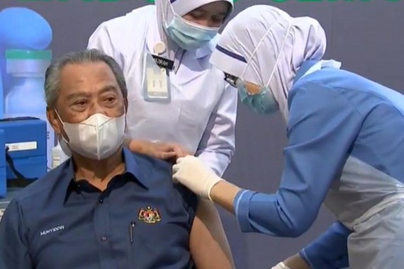 Malaysian Prime Minister Muhyiddin Yassin received the first shot of COVID-19 vaccine on February 24 (Photo from the Malaysian PM's Facebook page)