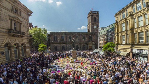 Tưởng nhớ nạn nhân vụ khủng bố ngày 22-5 ở Manchester, Anh