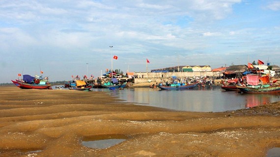 Luồng lạch cảng Cửa Sót (xã Thạch Kim, huyện Lộc Hà, tỉnh Hà Tĩnh) bị cát bồi lấp gây khó khăn cho tàu thuyền ra vào                                                                                                                                           