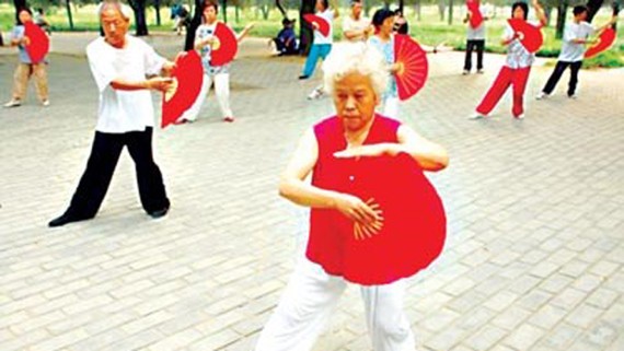 Người già Trung Quốc tập dưỡng sinh tại công viên