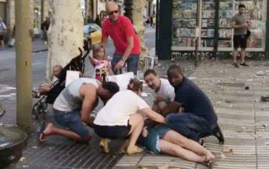 Du khách bị thương trong vụ xe tải lao vào phố đi bộ Las Ramblas, Barcelona, ngày 17-8. Ảnh: REUTERS