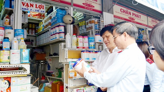 Cơ quan chức năng kiểm tra kinh doanh buôn bán phẩm màu thực phẩm tại chợ Kim Biên (quận 5, TPHCM)