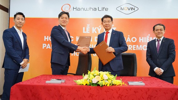 Ông Back Jong Kook (bên phải), Chủ tịch HĐTV kiêm Tổng giám đốc Hanwha Life Việt Nam bắt tay đại diện Công ty TNHH Movin tại buổi lễ ký kết hợp tác chiến lược.