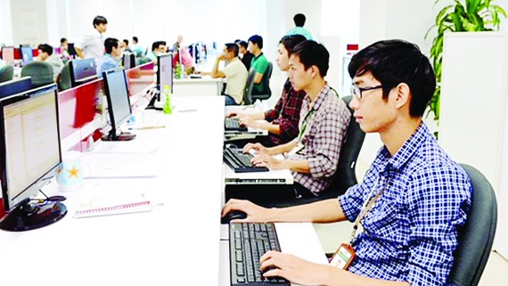 Các lập trình viên làm việc  tại Công viên phần mềm Quang Trung. Ảnh: VIỆT DŨNG
