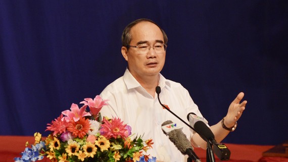 Bí thư Thành uỷ TPHCM Nguyễn Thiện Nhân phát biểu trong buổi tiếp xúc cử tri quận 2. 