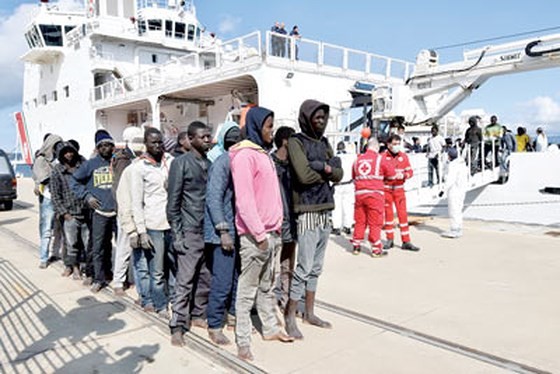 Người di cư từ châu Phi vẫn tìm mọi cách trốn sang châu Âu