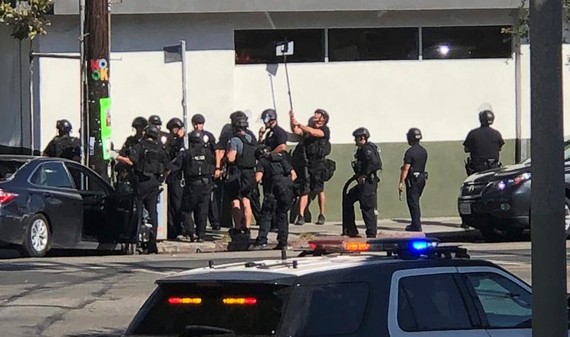 Cảnh sát bao vây siêu thị Trader Joe's ở khu Silver Lake của TP Los Angeles, bang California, Mỹ, ngày 21-7-2018. AP