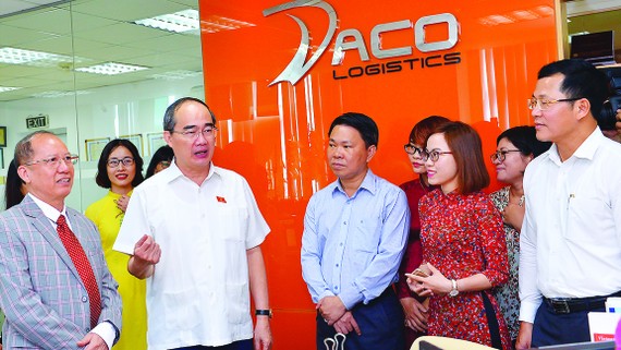 Bí thư Thành ủy TPHCM Nguyễn Thiện Nhân  thăm Công ty Daco Logistics, quận 4. Ảnh: Việt Dũng