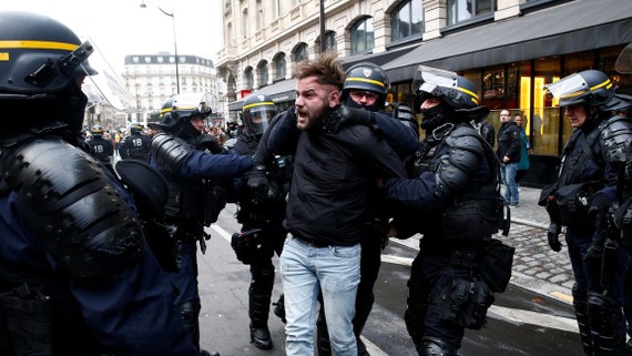 Một người biểu tình bị bắt gần ga xe lửa Saint Lazare ở Paris ngày 8-12-2018. REUTERS