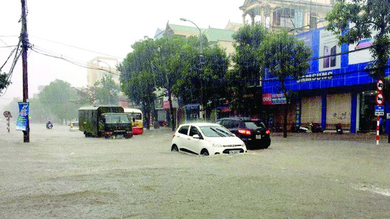 Mưa lớn gây ngập nặng nhiều tuyến đường TP Vinh - Nghệ An