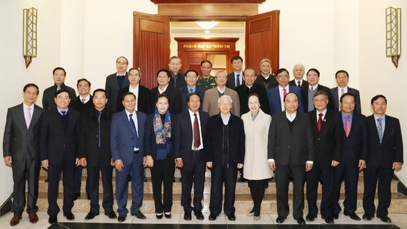 Các đồng chí Bộ Chính trị chụp ảnh chung với  Ban Thường vụ Thành ủy Hải Phòng. Ảnh: TTXVN