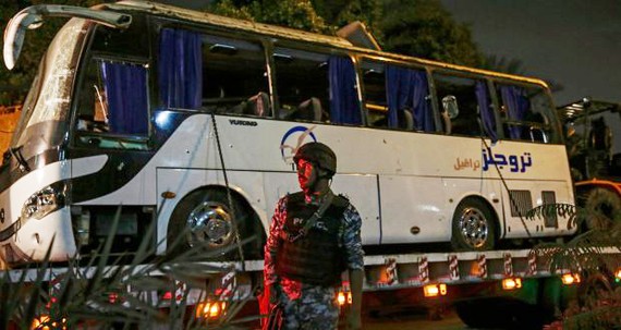 Chiếc xe buýt chở du khách Việt Nam bi đánh bom ngày 28-12-2018 ở Giza được đưa khỏi hiện trường. Ảnh: EPA