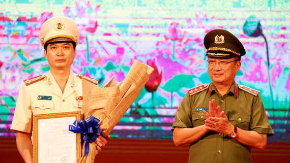 Thứ trưởng Công an Nguyễn Văn Thành trao quyết định của Bộ trưởng Công an bổ nhiệm Giám đốc Công an tỉnh Bình Dương cho Đại tá Trịnh Ngọc Quyên