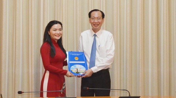 Phó Chủ tịch Thường trực UBND TPHCM Lê Thanh Liêm trao quyết định bổ nhiệm PGS-TS Võ Thị Ngọc Thúy
