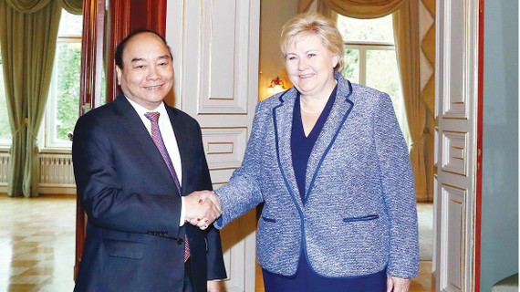 Thủ tướng Na Uy Erna Solberg đón Thủ tướng Nguyễn Xuân Phúc. Ảnh: TTXVN
