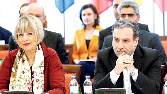 Tổng Thư ký Ủy ban Đối ngoại EU Helga Schmidt (trái) và Thứ trưởng Ngoại giao  Iran Abbas Araqchi (phải) tại cuộc họp ở Vienna