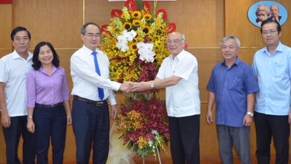 Đồng chí Nguyễn Thiện Nhân thăm,  chúc mừng Ban Tuyên giáo Thành ủy TPHCM. Ảnh: NGUYỄN NAM