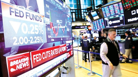 Thông tin FED cắt giảm lãi suất xuất hiện tại sàn giao dịch chứng khoán New York, Mỹ